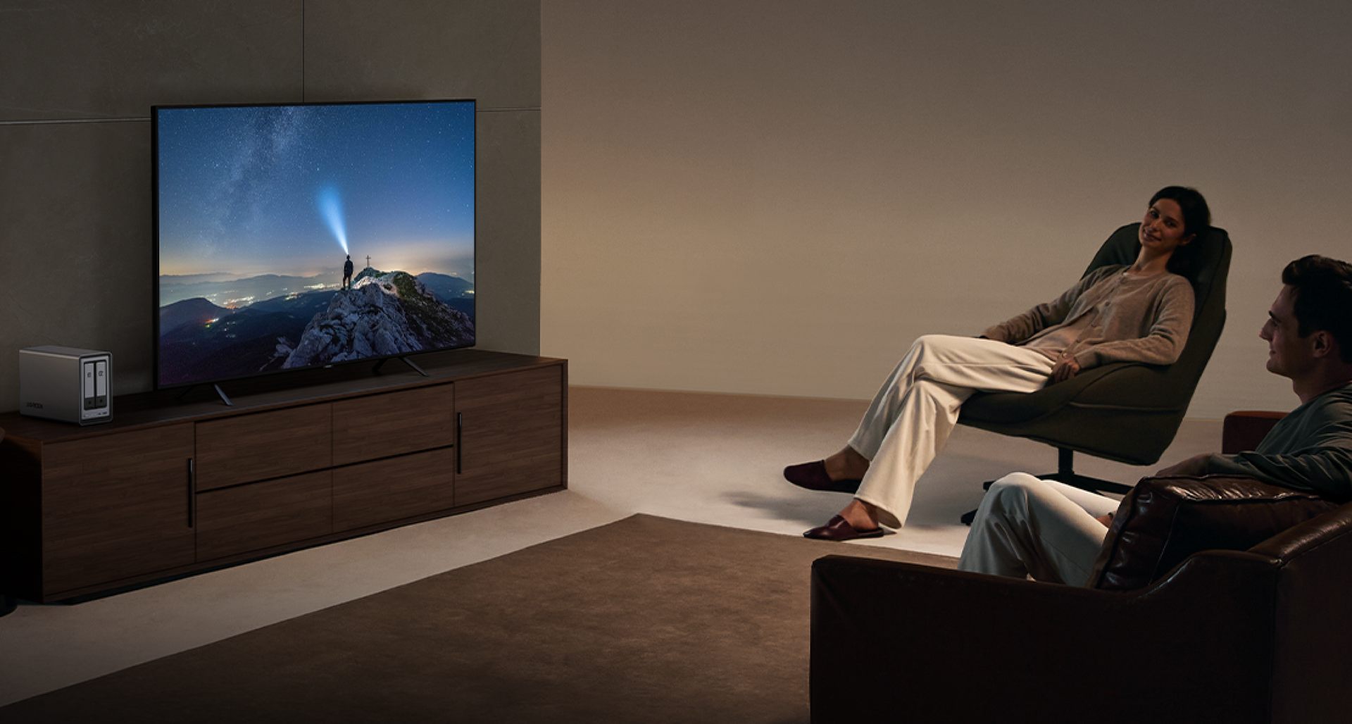 NAS UGREEN connecté à une télévision 4K diffusant un film, illustrant une expérience multimédia fluide et immersive dans un salon moderne