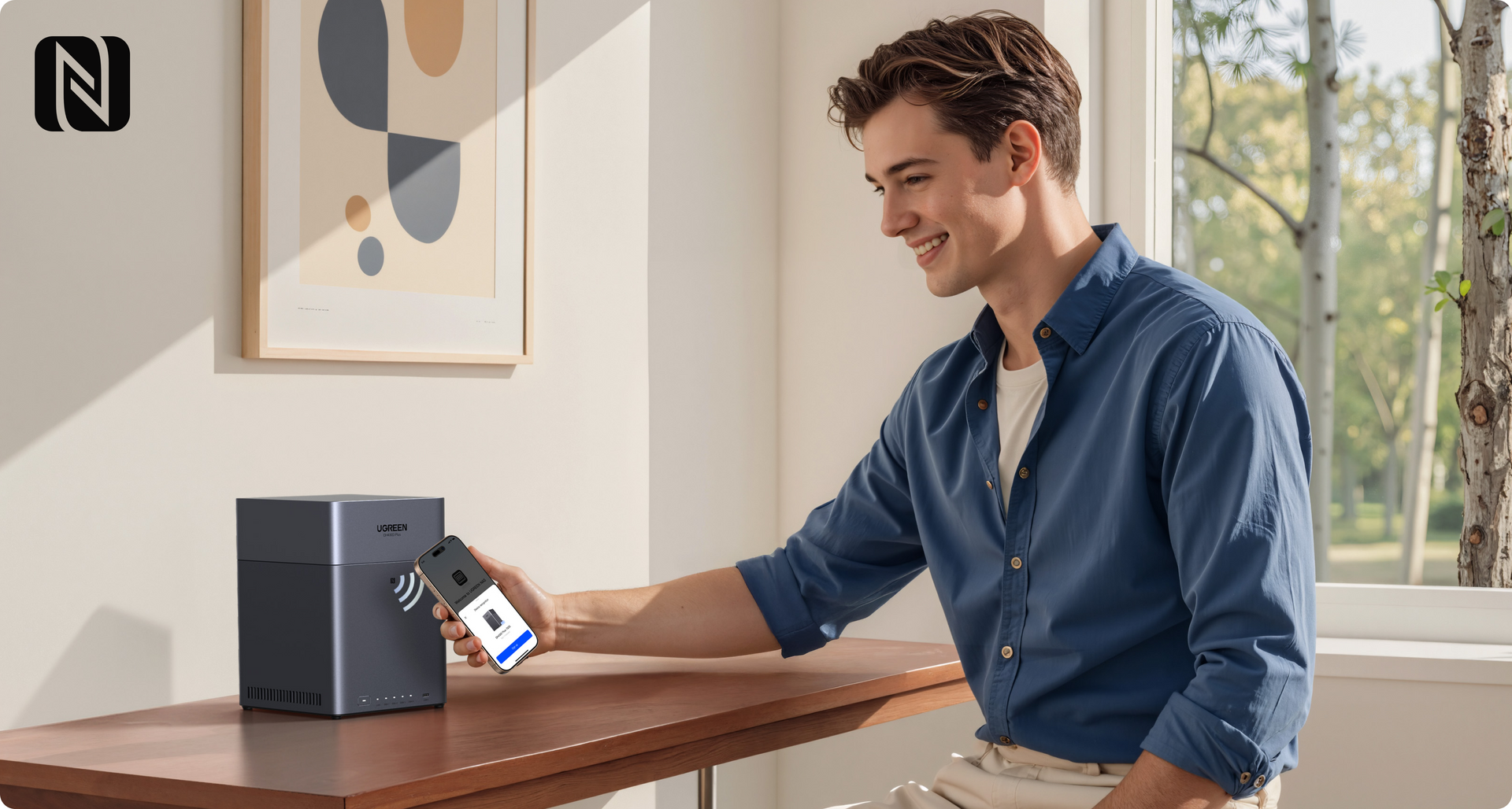 Serveur NAS UGREEN NASync DH4300 Plus, doté de la connectivité NFC, permettant un appairage instantané avec un smartphone pour un accès rapide et sécurisé aux fichiers.